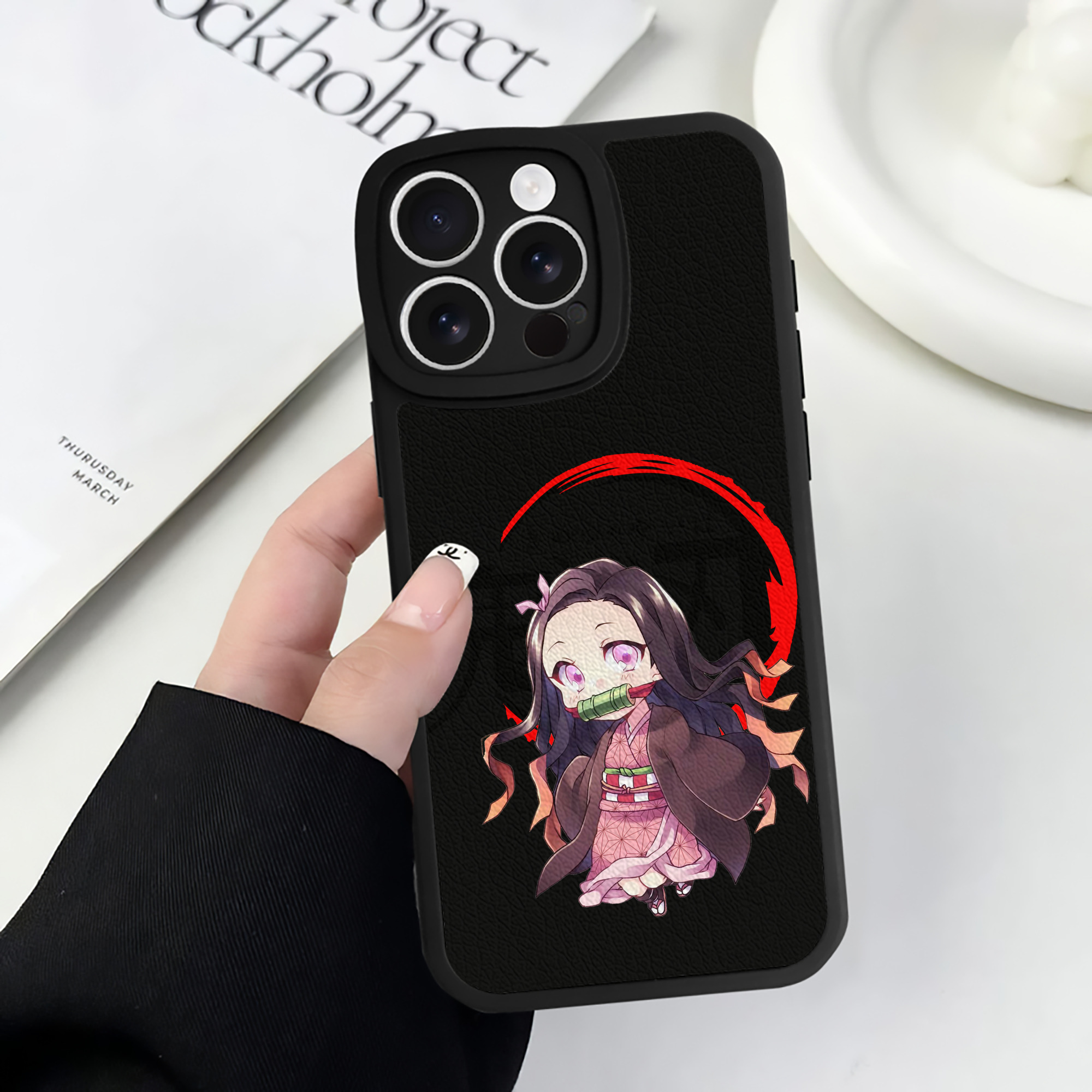 （画像用） 鬼滅の刃（きめつのやいば）竈門 禰󠄀豆子／かまど ねずこ Kamado Nezuko 【iPhone 16シリーズ対応】シリコンスマホケース（レザー調） 材質：シリコン
